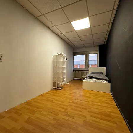 10 Personen - 6 Einzelzimmer Parkplatz Lkw