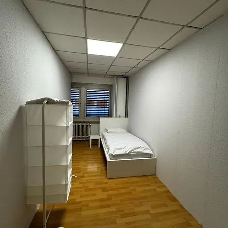 10 Personen - 6 Einzelzimmer Parkplatz Lkw Dreieich
