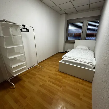 10 Personen - 6 Einzelzimmer Parkplatz Lkw