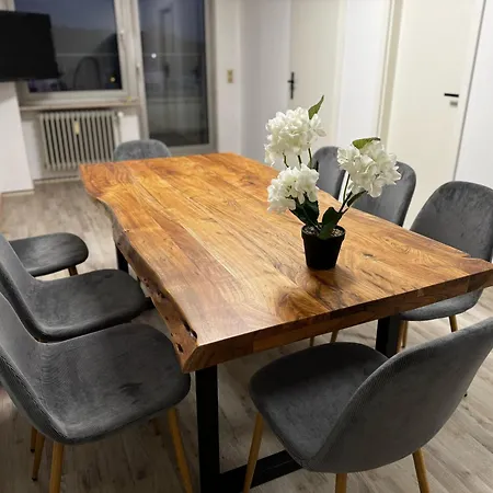Apartment 10 Personen - 6 Einzelzimmer Parkplatz Lkw