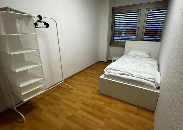 10 Personen - 6 Einzelzimmer Parkplatz Lkw